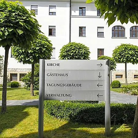 Kloster St. Josef فندق نيوماركت إن دير أوبيرفالز